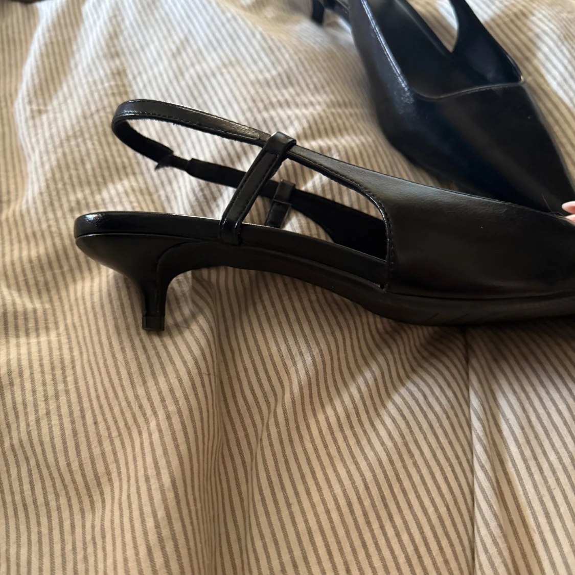 Svarta slingbacks med spetsig tå - 2