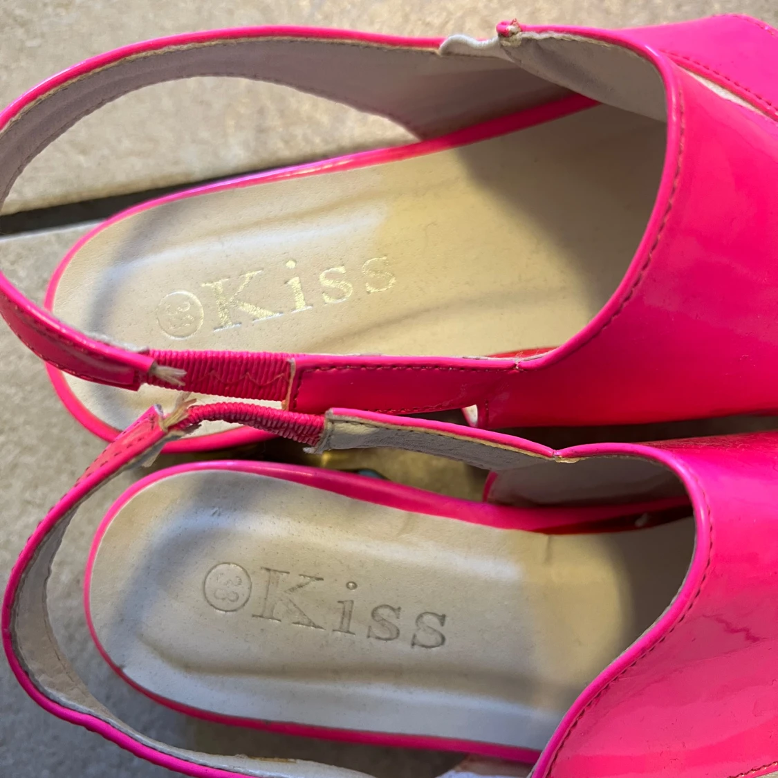 Rosa sandaler med gulddetaljer från QKiss - 3