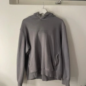 Grå hoodie  - Säljer en stilren grå hoodie. Ska flytta snart så vill gärna bli av med allt så fort som möjligt (pris kan diskuteras)💕