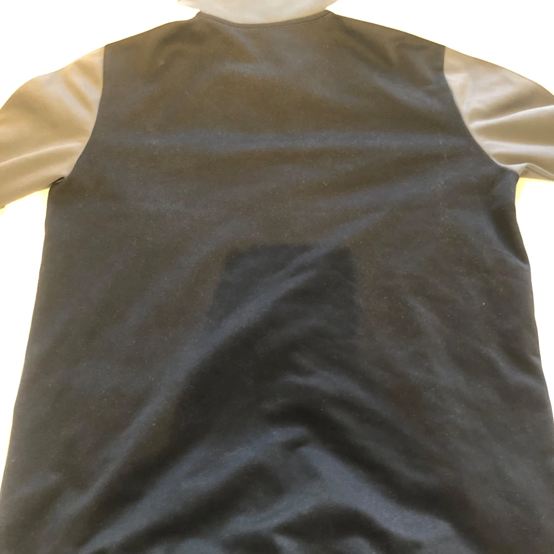 Grå och svart kofta från Under Armour - 2