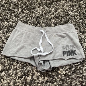 vs pink shorts 🙌🙌 - ett par jättesnygga victoria secret pink shorts 😽 har typ aldrig använt då de är lite stora 🤍