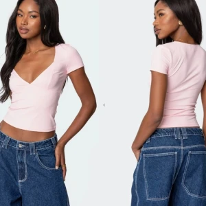 Rosa topp från Edikted  - Katia V Neck Top (Märke: Edikted) använd fåtal gånger, mycket fint skick. Skickas i originalförpackning. Nypris 505 kr + frakt. Storlek S.