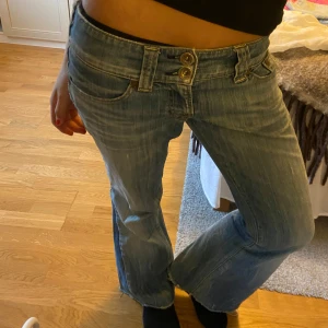 Lågmidjade bootcut jeans - Ursnygga jeans med insydd slits ❣️ säljer endast vid bra pris!!!! Midjemått rakt över = 39cm