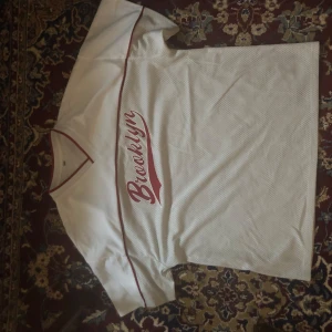 Vintage luftig Tshirt  - Vintage Tshirt med motiv, luftigt grått tyg på undersidan 