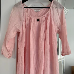 Rosa blus från Happy Holly - Säljer en söt rosa blus från Happy Holly. Blusen har trekvartsärmar och en rund halsringning. Perfekt för en avslappnad och stilren look. 🌸