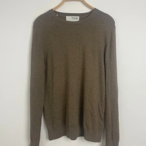 Selected Homme - Fet tröja från Selected Homme. Tröjan är i storlek S. Modellen på bilden är 182 cm lång. Tröjan har ett litet hål i armhålan men syns inte när du har på dig den. Hör av dig vid frågor och funderingar!