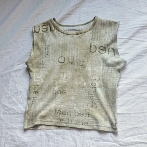 Egenpmsydd babytee - En cool croppad top som är upcyclad och omsydd från en babytee. Väldig cool och unik. Lagom mig som har en storlek M men skulle passa bäst på en XS-S