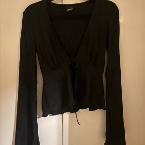 Svart blus från Gina tricot - Aldrig använd strl S, nypris 300 jätte fin men inte riktigt min stil !