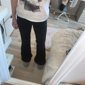 Svarta bootcut jeans - Snygga svarta bootcut jeans med låg midja. Köpt ifrån weekday men märket är ifrån cheap Monday. Och är i ett bra och fint skick 🪩💗storlek är 28/32. Säljer två stycken. 