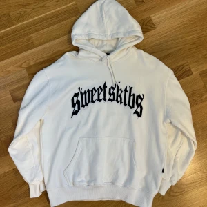 Sweet sktbs hoodie  - Sweet sktbs hoodie, använd 2 gånger. Hittade en ytters svag fläck dock som man kan se på sista bilden men inget man märker av och den går säkert bort i tvätten :) Stor i storleken! Den är inte kritvit i färgen, mer typ ”gräddvit” :)