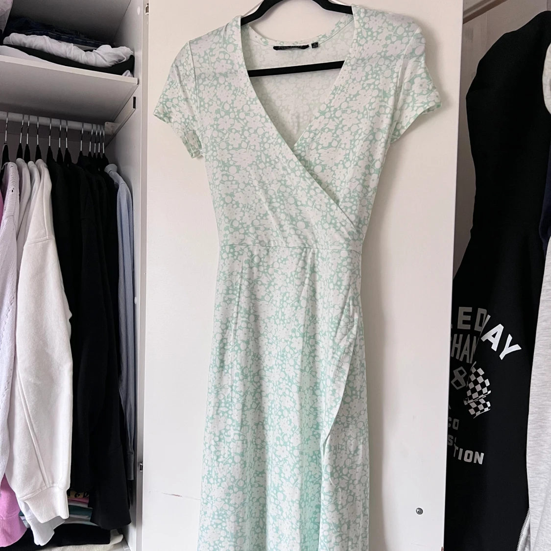 Mintgrön blommig omlottklänning