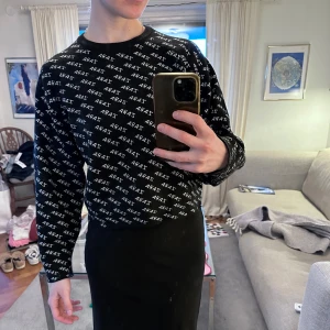 Svart stickad tröja från Zara - Säljer en svart stickad tröja från Zara med ett vitt mönster över hela. Tröjan har långa ärmar och en rund halsringning. Kommer inte till användning!