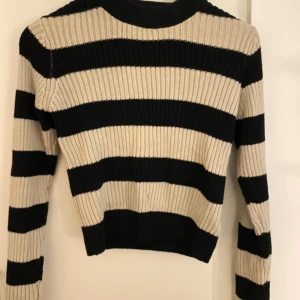 Randig ribbad tröja från lager 157 - Säljer en snygg randig tröja från 157 i svart och beige. Har aldrig använt, så ny men utan prislapp. Skriv vid frågor eller intresse!
