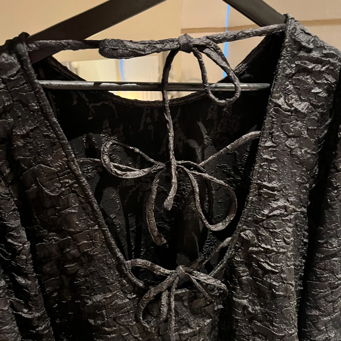 Svart klänning med knytning - 1