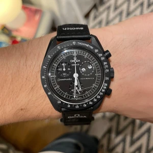 Omega x Swatch mission to the moonphase - Säljer en Omega x Swatch moonsphase'Mission to the Moon'. Klockan är stilren och passar till alla olika tillfällen. Den är väldigt sällsynt och svår att få tag på eftersom den här har månfaserna och snobben på den. Som ni ser på bilderna har den bara en repa på glaset men annars är den helt ny. Den kommer med box och allt OG papper. Priset är inte ristat i sten så hör av er!