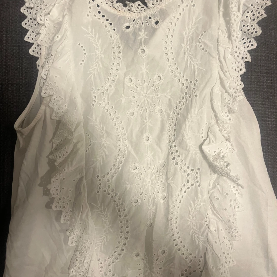 Vit blus med spetsdetaljer - 3