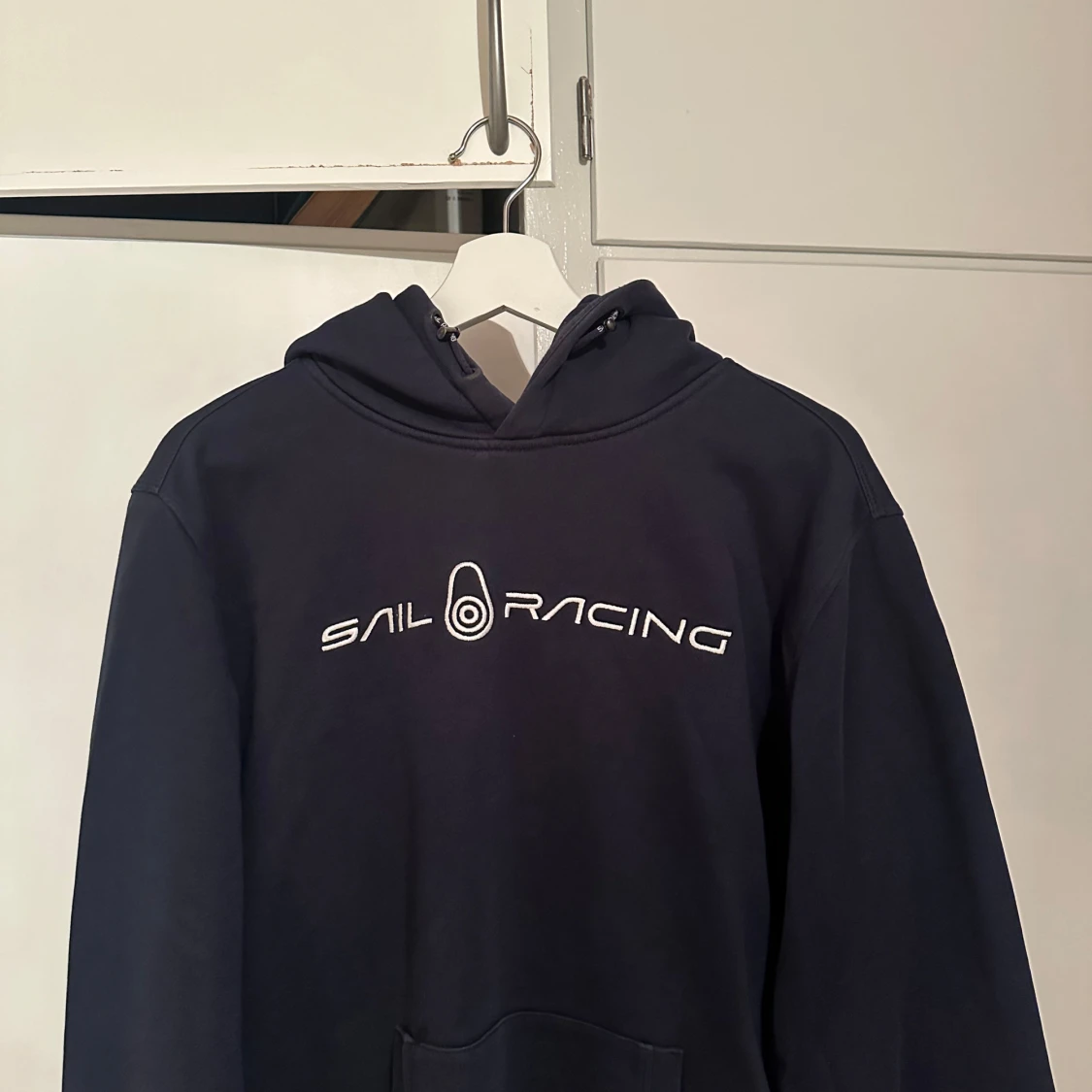Marinblå hoodie från Sail Racing
