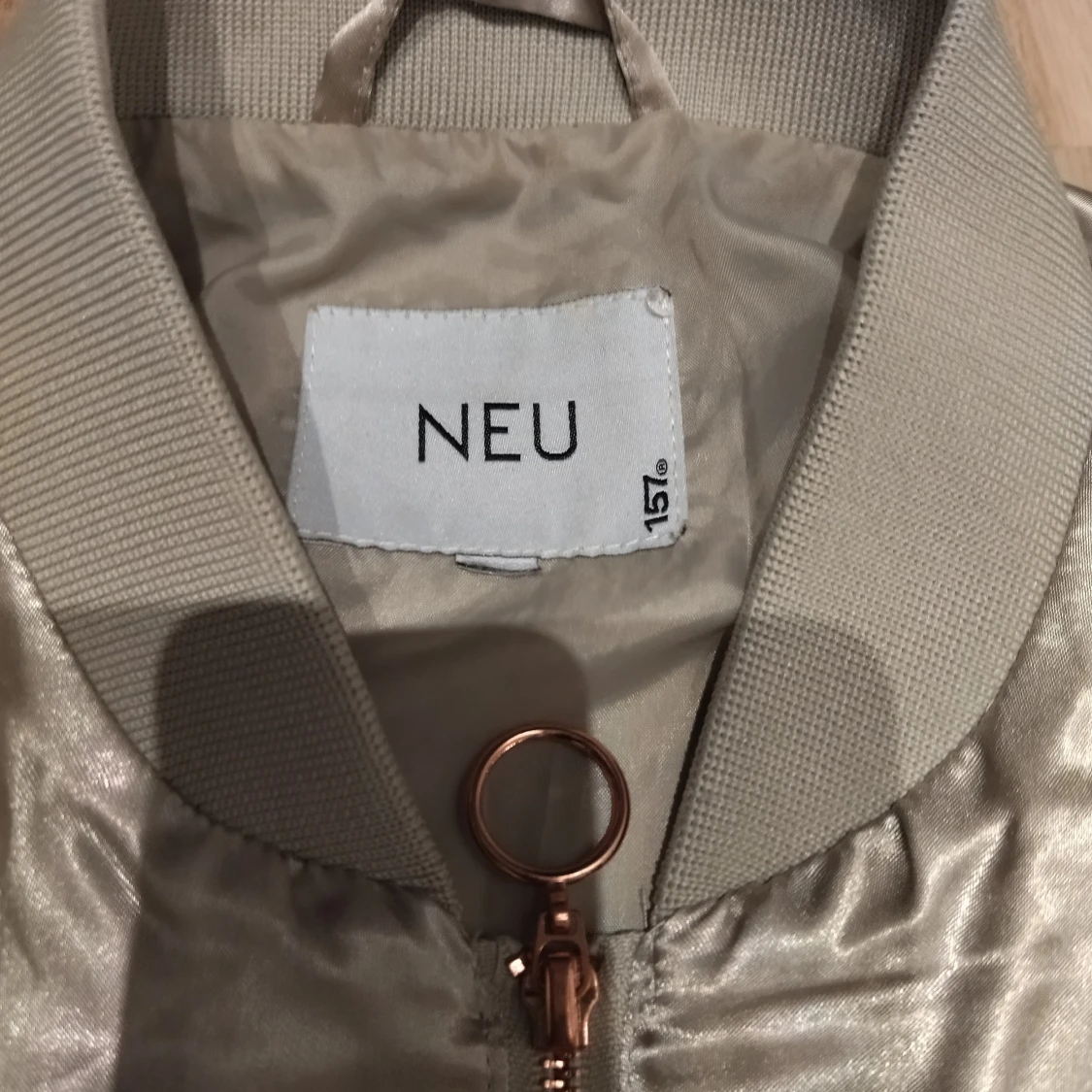 Beige bomberjacka från NEU - 1