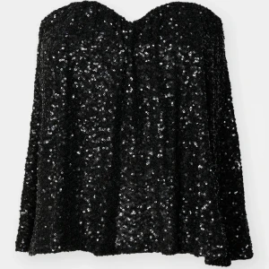 Svart paljett tubtopp - Snygg svart tubtopp täckt med glittrande paljetter. Perfekt för en festlig kväll med en elegant och stilren look. Toppen är axelbandslös och har en lätt utsvängd passform. Prislapp kvar. Original pris 300