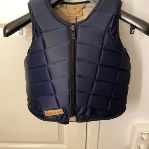 Racesafe väst - Säljer en racesafe väst i storlek barn L, den är använd med en liten sak uppe vid armen, använd fast bra skick, man knyter den. Har lite färg på baksidan men inget man ser från avstånd❣️ nypris 3000kr, säljer min för 500kr, pris kan diskuteras vid snabb affär❣️