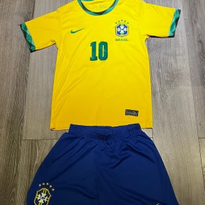 Brasilien Neymar Jr fotboll kit - Säljer denna stilrena, efterfrågade Brasilien Fotboll Kit med Neymar Jr på ryggen. Riktigt utmärkt kvalitet och väldigt snygg som passar allt. Skriv gärna vid intresse och för mer information! Tveka inte på att skicka bud.