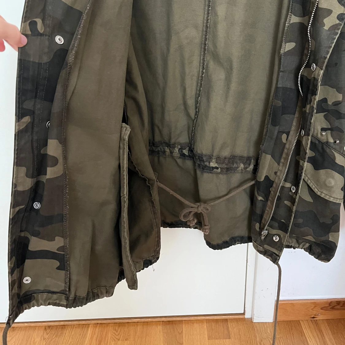 Camouflagejacka med pärldetaljer - 3