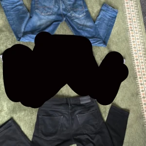 2 par jeans. Jack & Jones - Hej! Säljer nu dessa 2 jeans. Jag har valt priset 275kr men de kan också säljas separat, vilket kostar 150kr st. Jag kan sänka priset lite, om snabb affär! Jeansen är i super skick! Storlekar finns på bilderna. Om några frågor, tveka inte att fråga!
