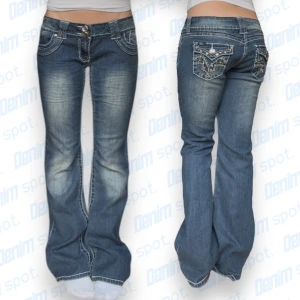 Lågmidjade bootcut jeans - storlek S • Mått: Längd: 98cm Innerbenslängd: 78,5cm Midjebredd: 34,5cm Lårbredd: 23cm Benöppning: 23cm • Vid frågor, meddela här!💙