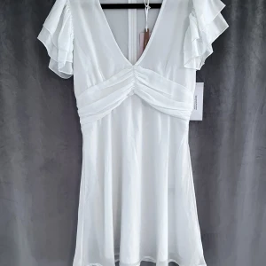 Studentklänning  - Säljer en denna jättefina studentklänningen, helt oanvänd och prislapp fortfarande kvar. Säljer för att den är lite stor på mig. Har inga fläckar och har endast testat den🩷