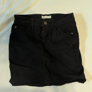 Svart jeanskjol från Cubus  - Säljer denna fina jeanskjol från Cubus. Den var längre men är omsydd till en kort jeanskjol. Bekvämt material och tajt passform. Storlek S