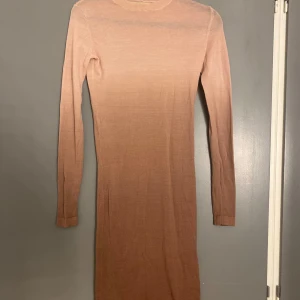 Ljusrosa klänning från Whyred - Säljer en stilren ljusrosa klänning från Whyred i storlek XS. Klänningen har en tight passform och långa ärmar, perfekt för en elegant look. Materialet känns mjukt och bekvämt mot huden.