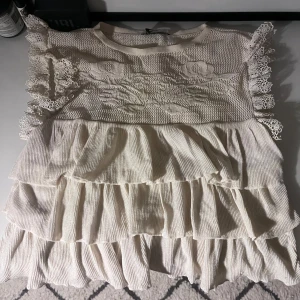 Topp zara - Topp med volanger och spetsdetaljer på ärmarna. Använd några gånger, har en liten sminkrand (se sista bild) men inget man ser eller tänker på. Är en strlk L men passar mig som bär S