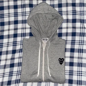 CDG Zip Hoodie - Skick: 9/10, fin och inga defekter | Storlek S och passar som det och lite XS | Pris kan diskuteras!