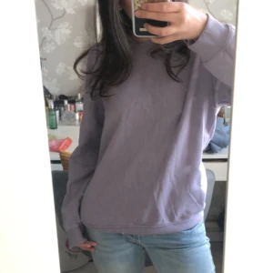 Sweatshirt - Säljer en lila sweatshirt från H&M, strl. XS. Köptes vintern 21 och oanvänd sen 1 år tillbaka💜