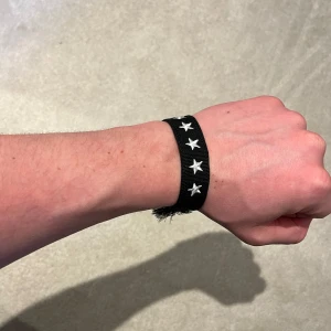 Svart armband med stjärnor - Snyggt flätat armband med stjärnor. Sjukt eftertraktat som liknar Dior armbandet. Vid minsta fråga eller fundering hör av er🤝