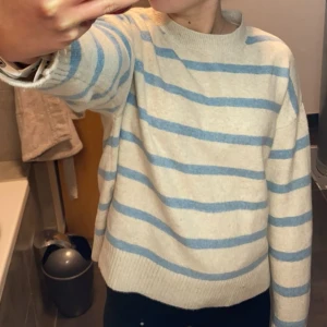 Vit och blå randig tröja från Mango - Säljer en mysig vit tröja med blå ränder från Mango