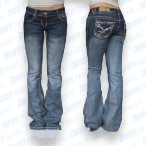 Bootcut jeans från Amethyst Jeans 💙 - storlek - se mått (uppskattade i S)• Mått: Längd: 102cm Innerbenslängd: 81cm Midjebredd: 37cm Lårbredd: 22cm Benöppning: 23cm • Liten scratch strax över grenen på baksidan. Vissa paljetter sitter löst. Vid frågor, meddela här!💙