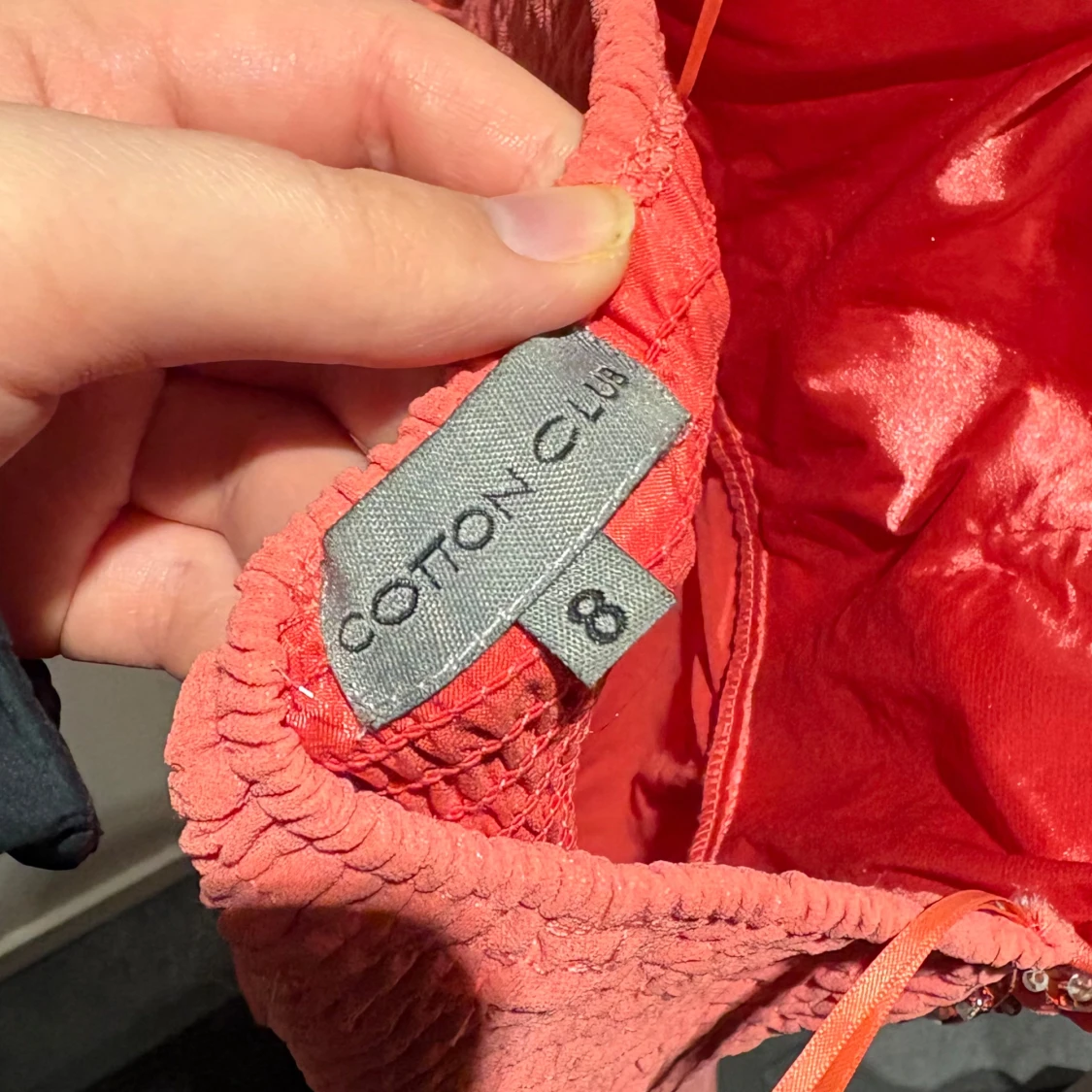 Korallfärgad axelbandslös klänning - 3