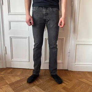 Levis 501 - Riktigt snygga 501or, säljer då de är för små. Lite insydda i skrevet annars bra skick. Storlek 31/34