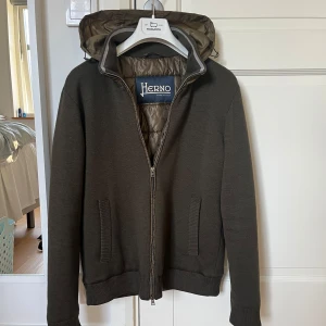 Herno jacka - Säljer nu min favoritjacka, som tyvärr inte fått så mycket användning. Jackans utsida är tillverkat av 100% råull och insidan är vadderad. Finns även en luva som går att vika in. Jackan är helt felfri och i nyskick utan slitage, nypris ligger på ca 12-15k. Storlek 50 vilket ungefär motsvarar M. Tags medkommer! Hör gärna av dig vid frågor/funderingar!