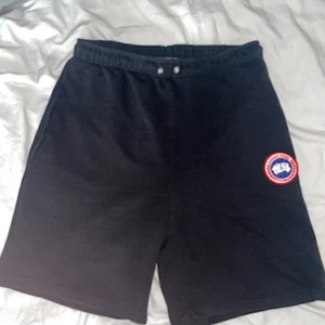 Svarta shorts från Canada Goose - Bra skick passar som L också