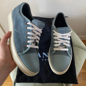 Lanvin skor - Säljer dessa riktigt snygga lanvin skor. Färgen är perfekt nu till våren/sommaren! Skick 9/10, inga defekter. Nypris 5000kr, mitt pris endast 2099. Storlek UK 8, passar 42/43. Dustbag medföljer vid köp. Hör av er vid funderingar.