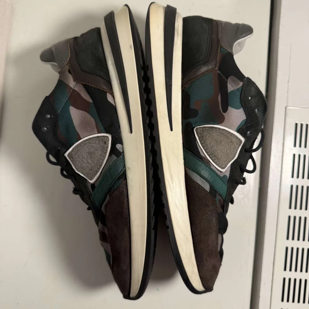 Säljer ett par unika feta skor från Philippe Model. Skorna är i en sjukt populär Camo färg och är i väldigt bra skick. De sitter i strl 41-42 och hör gärna av er vid frågor eller funderingar!!. Kengät.