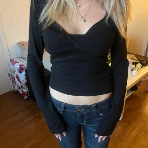 Svart långärmad topp - Svart långärmad tröja från Gina Tricot 