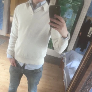 Vit tröja från These Glory Days - Säljer en vitbeige tröja från These Glory Days. Tröjan har en klassisk krage och är perfekt för en avslappnad men ändå uppklädd look. Passar bra till jeans eller chinos. Perfekt för vår och sommar! 