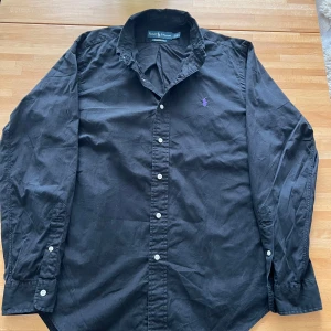 Svart skorta från Ralph Lauren - Säljer riktigt sjysst svart skjorta från Ralph Lauren🍾. Den är i storlek M (classic fit) och är riktigt skön att bära på, speciellt till fest eller när man har finbesök! Skickar alltid 24 timmar📦Nypris ca 1500kr, vårt pris 599kr✅Hör av vid mer bilder eller funderingar mvh D-H Clothing💯