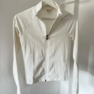 Vit träningszip jacka med dragkedja - Snygg vit tränings jacka med dragkedja. Endast testad 🩷
