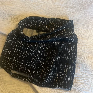 Svart och vit mönstrad mini kjol - Snygg kjol i svart med vitt mönster. Perfekt för varma dagar!!