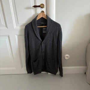 Stickad cardigan  - Säljer en sjukt fräsch stickad cardigan🌟 | Bra skick 8.5/10 | Storlek: M | Tags finns | Märke: Dressman | Nypris: 699kr | Hör av dig vid minsta lilla fundering! | A&Wfashion 🙌🏻