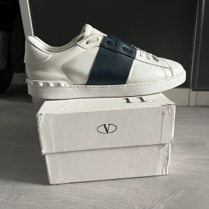 Valentino open 43 blå - Tja, Säjer nu mina fet valentinos i bra skick då det är dags för något annat. Det är bara att skriva vid ev frågor eller fler bilder. Kan justera priset vid snabb affär då jag redan köpt ett par andra skor!